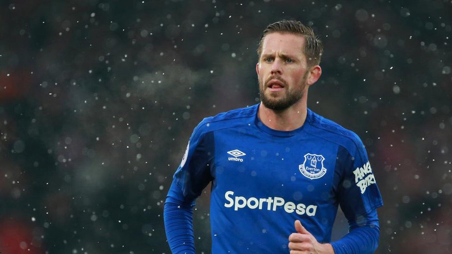 外线神准！特纳半场三分4中4轰下18分5板2助 次节独得13