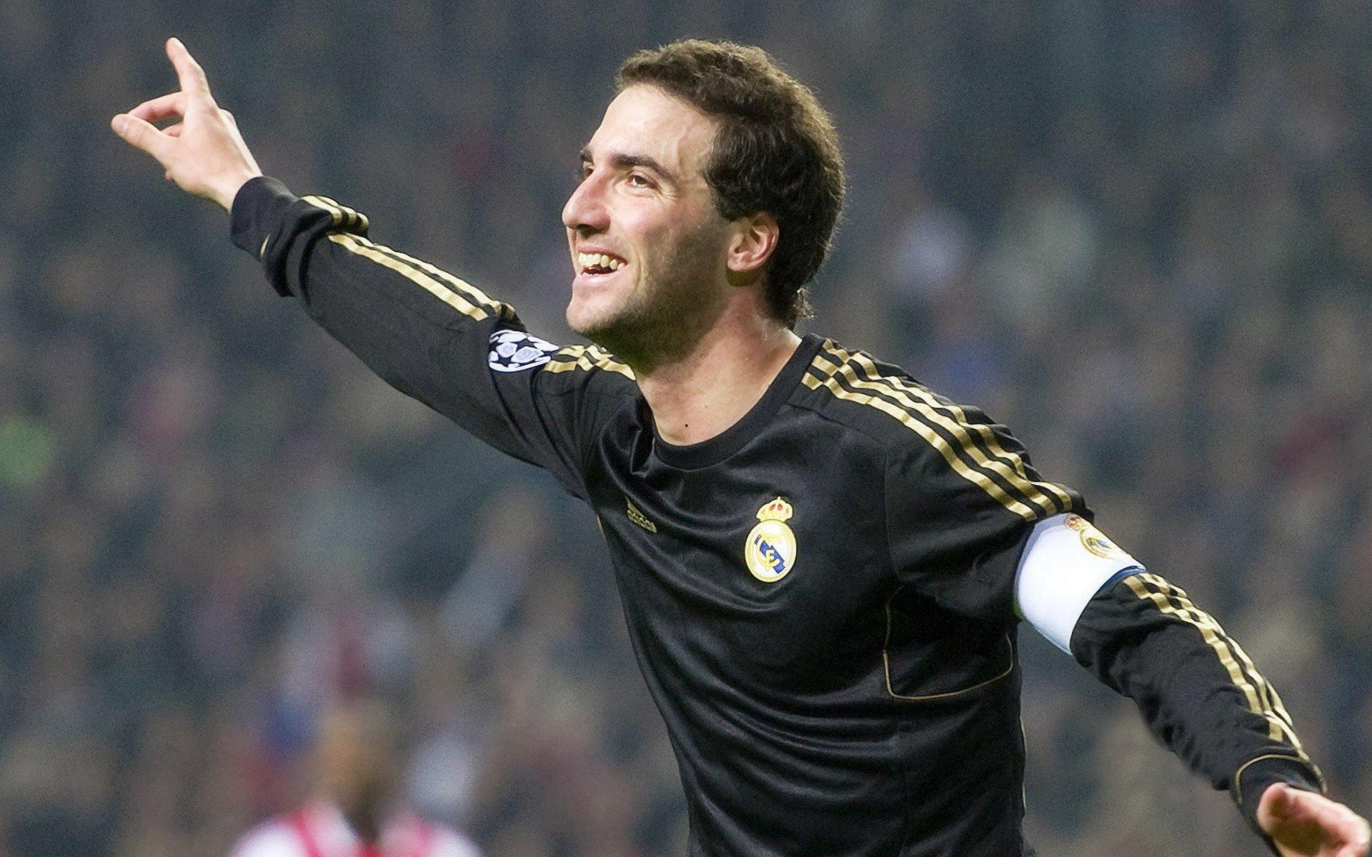 费内巴切重磅出击！1500万镑报价桑乔，周薪减半计划震撼足坛